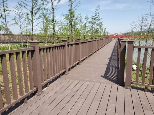 What materials are commonly used in the construction of boardwalks? What are their respective advantages and disadvantages?