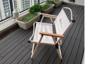 I want to decorate the balcony. What kind of floor is good to lay?